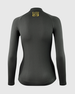 Side profile of the ASSOS Women’s Spring/Fall LS Skin Layer P1 showcasing its contoured ergonomic fit for cycling comfort. 