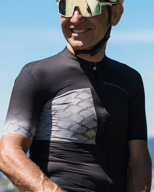 Approved Cycling SUMMER CYCLING JERSEY FRANCE LTD. W - Black: unmatched comfort, rear view. Engineered by Assos. 103 char.