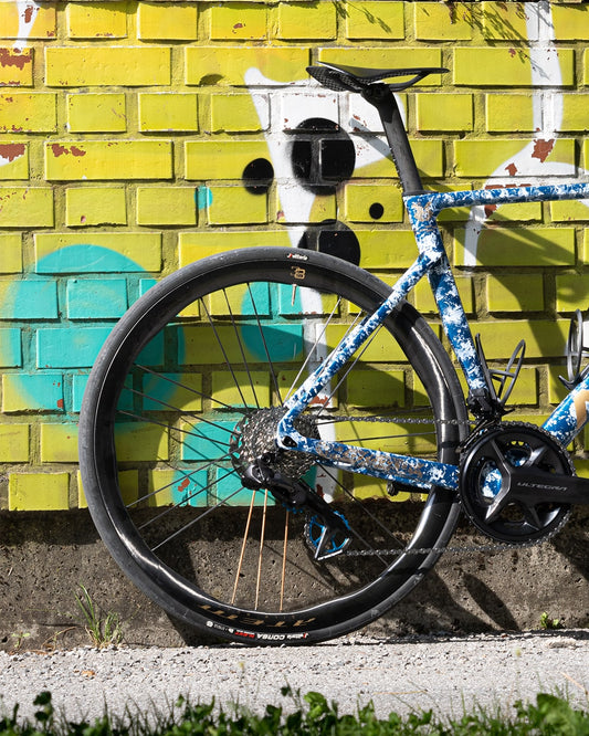 Aerodynamic Nich Legends 4 carbon road bike front 3/4 view, lightweight design, performance engineering
