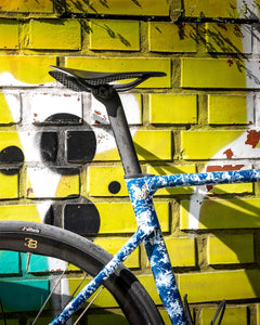 Close-up of Nich Legends 4 frame's carbon fiber weave, showcasing advanced material construction