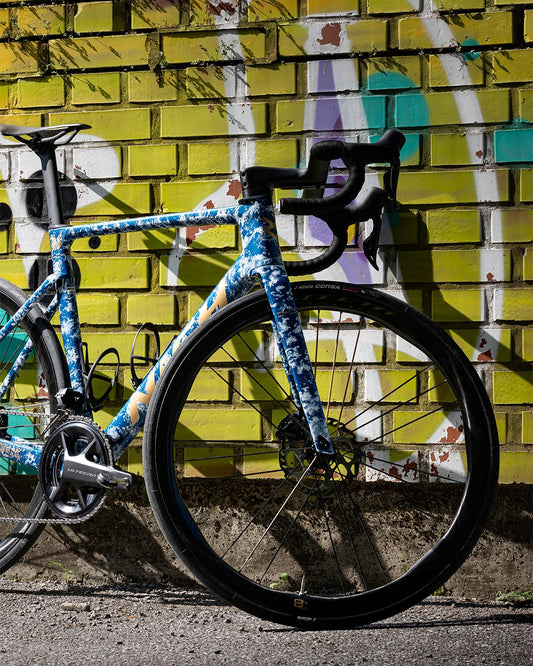 Nich Legends 4 road bike side profile, Ultegra Di2 groupset, Silk Road 5.5 wheels, carbon frame