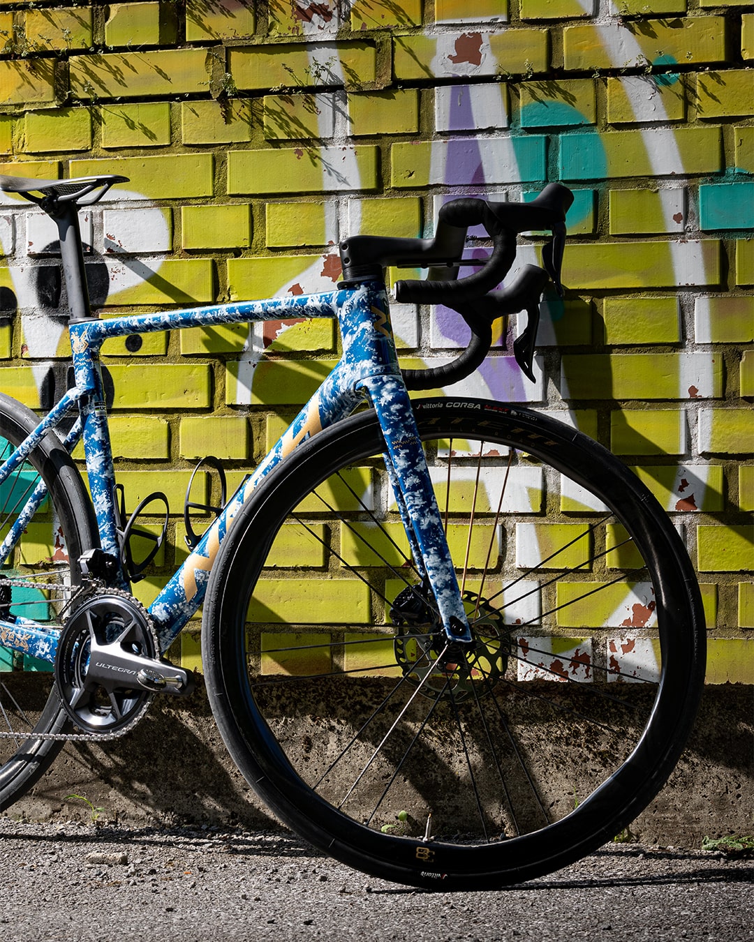 Nich Legends 4 road bike side profile, Ultegra Di2 groupset, Silk Road 5.5 wheels, carbon frame