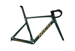 Close-up of Nich Legend frame's carbon fiber weave, showcasing its lightweight and high-performance construction.