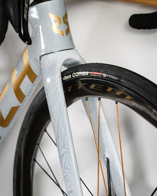Nich Legends 4 road bike, Ultegra Di2 groupset, full side profile showing carbon frame & aerodynamic design.