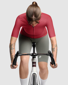 Assos DYORA R Jersey S11 Deadly Berry women's cycling jersey - lifestyle on rider
