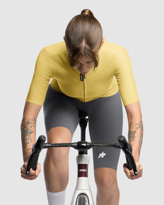 Assos DYORA R Jersey S11 Mystic Yellow women's cycling jersey - lifestyle on rider