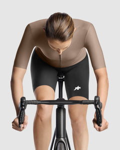Assos DYORA R Jersey S11 Terra Sand women's cycling jersey - lifestyle on rider