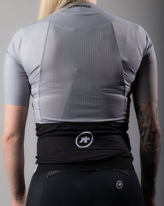 Approved Mindset Jersey unisex, bottom hem detail, showcasing durable construction and anti-ride-slip technology by Assos