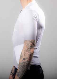 APPROVED CYCLING Fundamental LTD. men's jersey. Rider perspective: how jersey sits on the body, muscle compression.